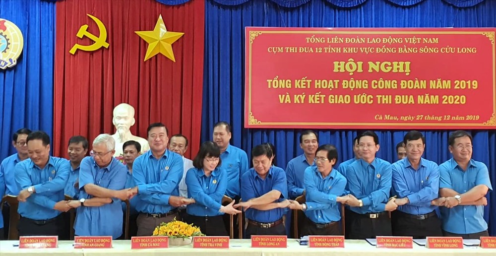 Nắm tay cùng giao ước thi đua hoàn thành nhiệm vụ năm 2020 (ảnh Nhật Hồ)