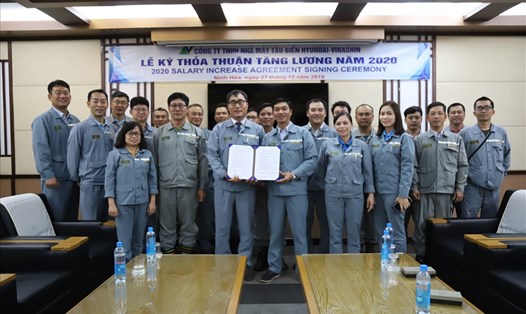 Công đoàn và lãnh đạo Công ty TNHH Nhà máy tàu biển Hyundai Vinashin đạt thỏa thuận tăng lương cho công nhân lao động năm 2020. Ảnh: N. Vũ