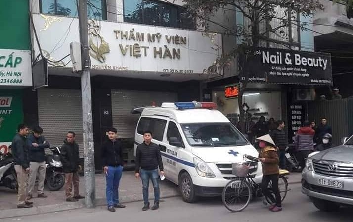 Xe cứu thương đến TMV Việt Hàn đưa nạn nhân đi cấp cứu chiều 27.12.