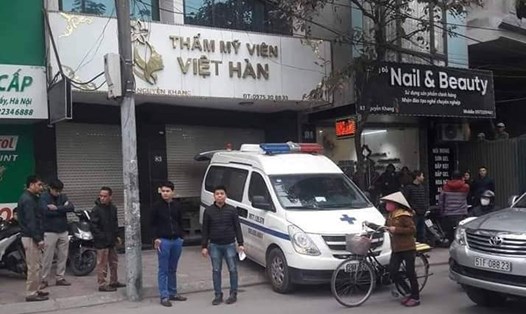 Xe cứu thương đến TMV Việt Hàn đưa nạn nhân đi cấp cứu chiều 27.12.
