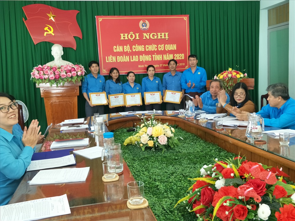Lãnh đạo LĐLĐ tỉnh trao giấy khen cho các cá nhân, tập thể có nhiều thành tích cao năm 2019. Ảnh: Lý Thanh