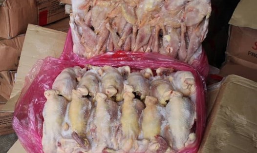 Thịt gà không đầu,  không đảm bảo vệ sinh an toàn thực phẩm bị cơ quan chức năng bắt giữ. Ảnh : Phan Giang