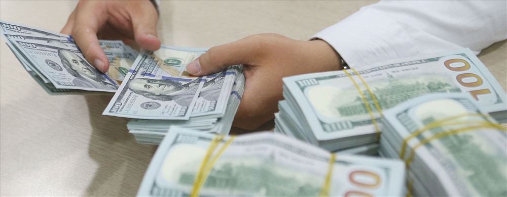 Tỷ giá ngoại tệ 28.12: Giá USD chợ đen giảm ở chiều mua vào và tăng ở chiều bán ra. Ảnh TL