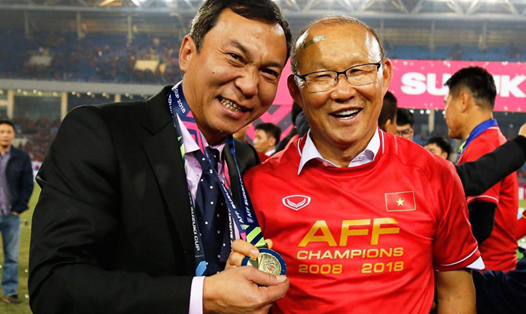 Phó chủ tịch VFF Trần Quốc Tuấn và huấn luyện viên Park Hang-seo ăn mừng chức vô địch AFF Cup 2018. Ảnh: Duy Thành