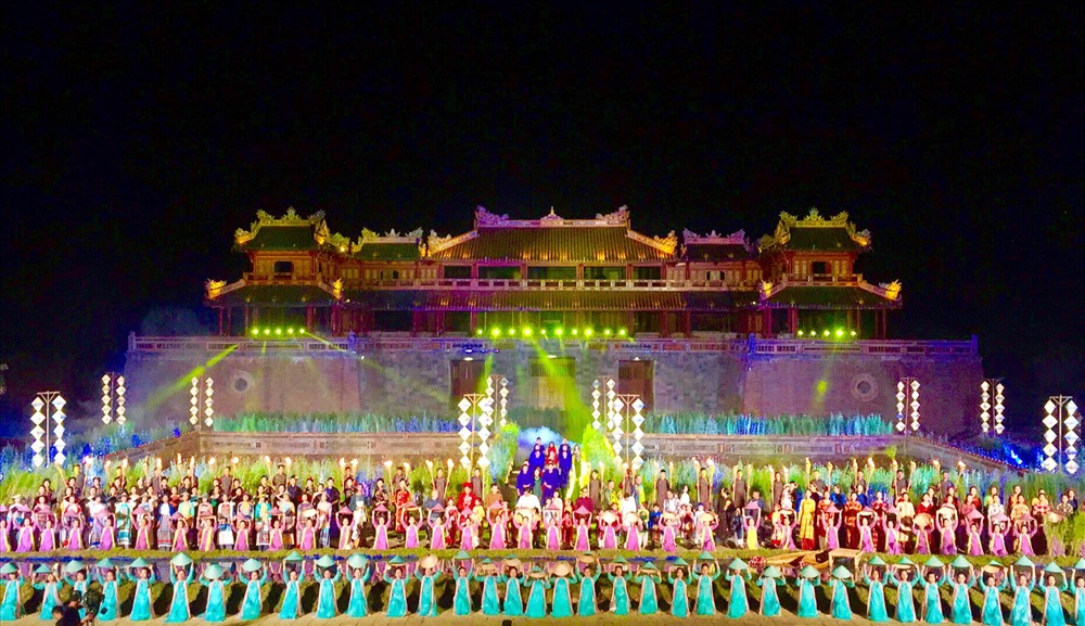 Lễ hội áo dài trong chương trình Festival nghề truyền thống Huế 2019. Ảnh: PĐ.