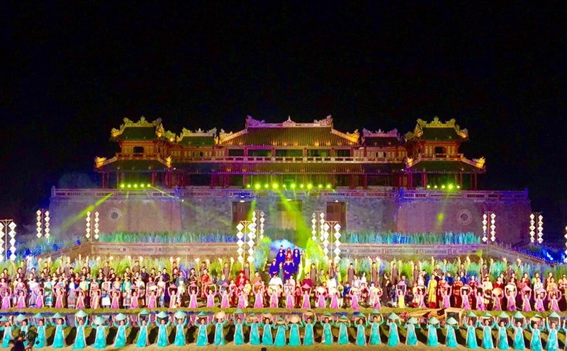 Lễ hội áo dài trong chương trình Festival nghề truyền thống Huế 2019. Ảnh: PĐ.