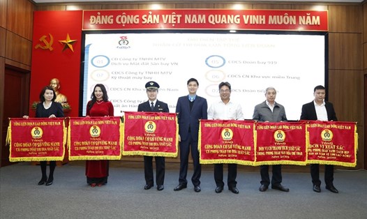 Phó chủ tịch Tổng Liên đoàn Lao động Việt Nam Ngọ Duy Hiểu đã trao Cờ thi đua toàn diện và Cờ thi đua chuyên đề cho các công đoàn cơ sở