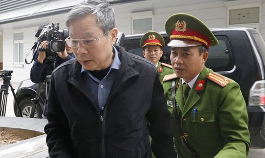 Bị cáo Nguyễn Bắc Son bị dẫn giải vào phòng xử án để nghe TAND Hà Nội tuyên án vì sai phạm trong dự án mua 95% cổ phần của AVG.