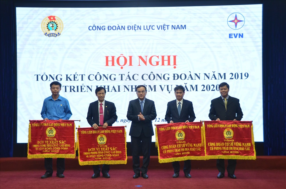 Đồng chí Dương Quang Thành - Bí Thư Đảng ủy, Chủ tịch Hội đồng thành viên Tập đoàn Điện lực Việt Nam trao Cờ thi đua của Tổng Liên đoàn Lao động Việt Nam cho các tập thể. Ảnh: Trương Hưng