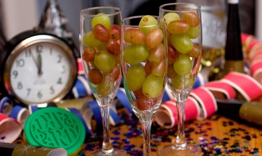 Người Tây Ban Nha có phong tục ăn 12 quả nho vào đêm giao thừa. Ảnh: Getty Images