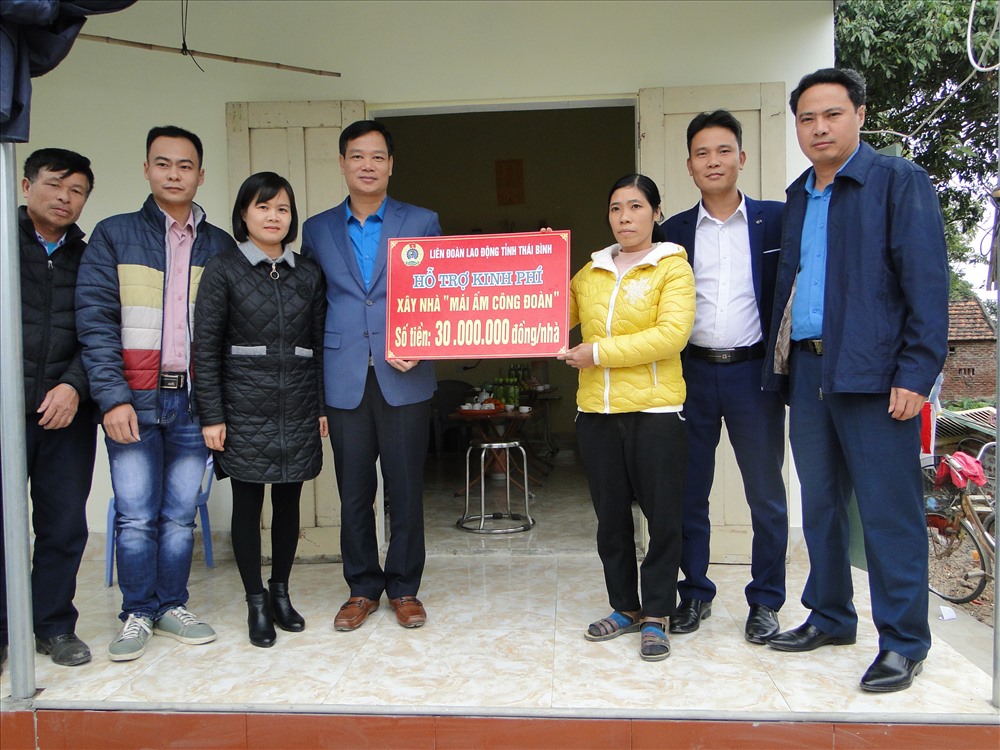 Lãnh đạo Liên đoàn Lao động tỉnh, doanh nghiệp, công đoàn công ty trao kinh phí và quà cho đoàn viên Nguyễn Thị Xuân