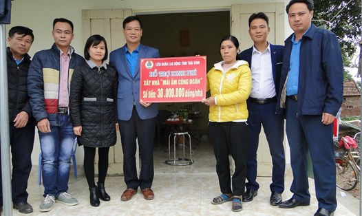 Lãnh đạo Liên đoàn Lao động tỉnh, doanh nghiệp, công đoàn công ty trao kinh phí và quà cho đoàn viên Nguyễn Thị Xuân