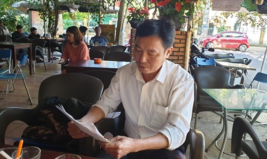 Ông Nguyễn Văn Hợi và nhiều cán bộ xã ở huyện M’Đrắk dù chưa có thông báo nhưng đã bị cắt toàn bộ các chế độ. Ảnh: HL
