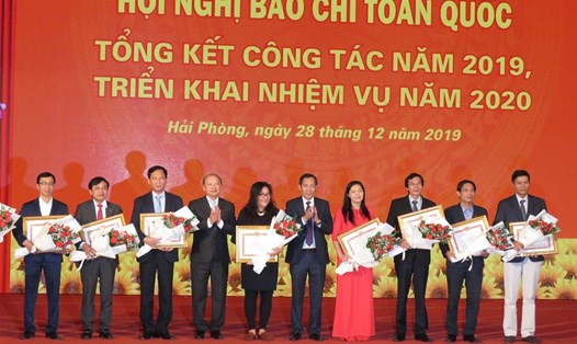 Đồng chí Nguyễn Ngọc Hiển - TBT Báo Lao Động (ngoài cùng bên phải) đại diện Báo Lao Động nhận bằng khen của Ban Tuyên giáo Trung ương. Ảnh PV