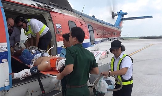 Bệnh viện Quân y 175 dùng trực thăng đưa bệnh nhân từ đảo về cứu chữa (ảnh: Bệnh viện Quân y 175)