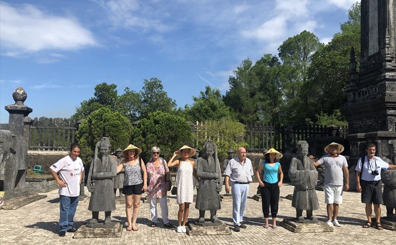 Đoàn Famtrip tham gia khảo sát các tuyến điểm du lịch tại Thừa Thiên Huế.