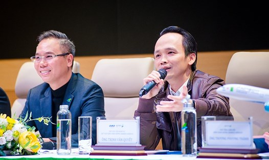 Chủ tịch Bamboo Airways Trịnh Văn Quyết và CEO Đặng Tất Thắng trả lời báo chí. Ảnh: BAV