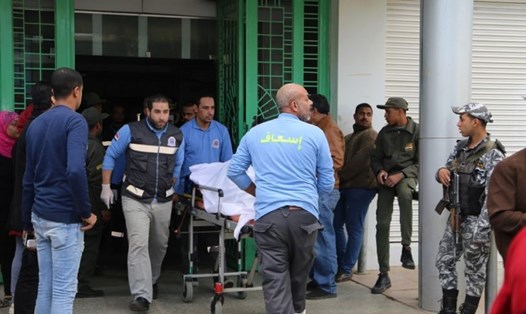 Nhân viên y tế vận chuyển người bị thương tới bệnh viện Suez. Ảnh: AFP.