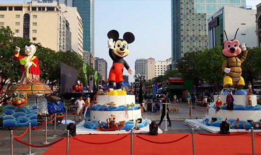 Chuột Mickey "khổng lồ" xuất hiện trên phố đi bộ Nguyễn Huệ. Ảnh TK.