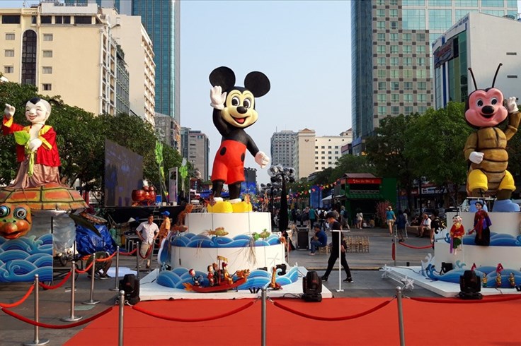 Chuột Mickey "khổng lồ" bất ngờ xuất hiện trên phố đi bộ Nguyễn Huệ