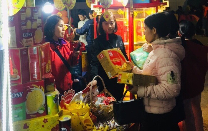 Công nhân lao động chọn mua đồ tại Chương trình.
