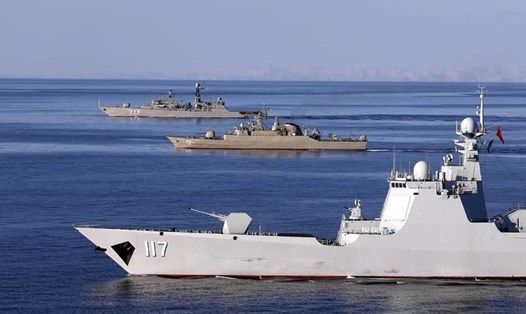 Khu trục hạm Xining của Trung Quốc, tuần dương hạm Alborz của Iran và tuần dương hạm Yaroslav Mudry của Nga trong cuộc tập trận hải quân chung. Ảnh: AFP
