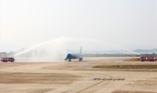 Nghi thức phun vòi rồng chào đón chuyến bay đầu tiên từ Nhật Bản đến Cảng hàng không quốc tế Vân Đồn. Ảnh: CTV