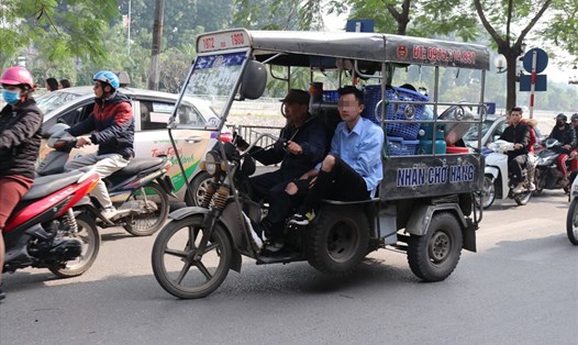 Xe ba bánh hoạt động trên nhiều tuyến phố ở Hà Nội. Ảnh: Lan Nhi