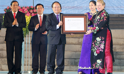 Bà Katherine Muller Marin, Trưởng Đại diện Văn phòng UNESCO tại Việt Nam trao Bằng của UNESCO công nhận dân ca Ví, Giặm là Di sản văn hóa phi vật thể đại diện của nhân loại cho Bộ trưởng Bộ Văn hóa, Thể thao và Du lịch Hoàng Tuấn Anh. Ảnh: Thanh Tùng - TTXVN