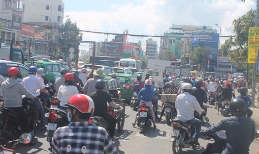 Nhiều tuyến đường ở Nha Trang (Khánh Hòa) kẹt xe nghiêm trọng vào giờ cao điểm. Ảnh: PV