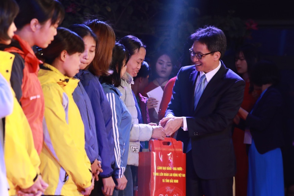 Đồng chí Vũ Đức Đam – Ủy viên Trung ương Đảng, Phó Thủ tướng Chính phủ- trao quà cho đoàn viên có hoàn cảnh khó khăn. Ảnh: Hải Nguyễn.