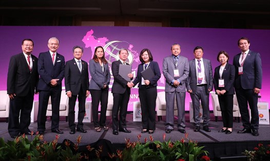 Đại diện lãnh đạo Tập đoàn T&T Group và Tập đoàn YCH trao Biên bản ghi nhớ hợp tác dưới sự chứng kiến của Hội đồng Tư vấn kinh doanh ASEAN. Ảnh: P.V