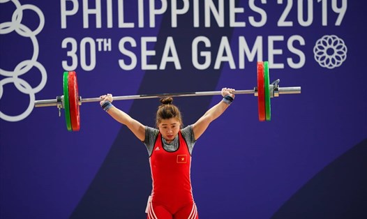 Hoàng Thị Duyên mang về tấm Huy chương Vàng thứ 3 cho cử tạ Việt Nam sau khi về nhất tại chung kết 59 kg nữ với tổng cử 210 kg, đồng thời thiết lập kỷ lục của đại hội. Ảnh DP