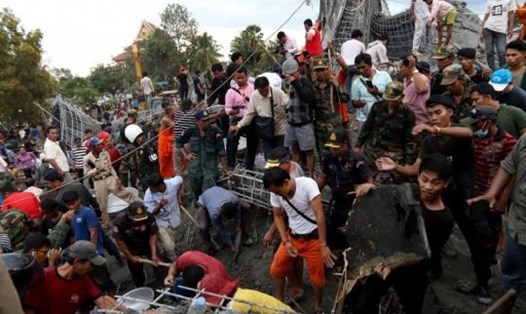 Nỗ lực cứu hộ tại hiện trường vụ sập trong chùa ở Siem Reap. Ảnh: AFP.