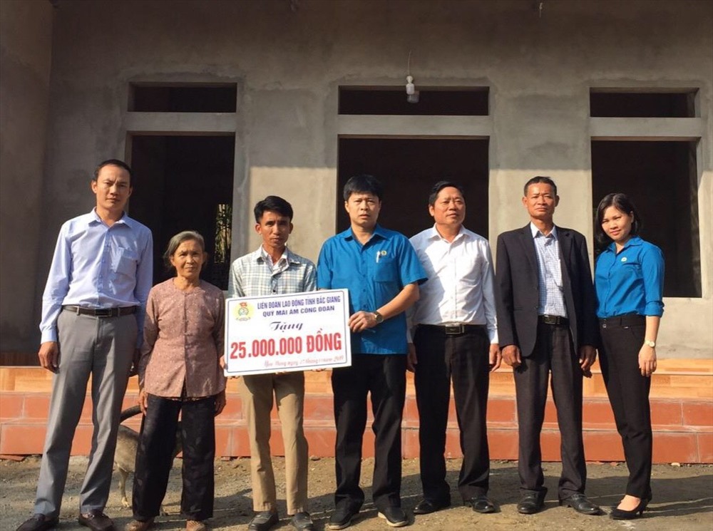 Lãnh đạo Liên đoàn Lao động huyện trao kinh phí xây dựng nhà ở từ Qũy Mái ấm Công đoàn tỉnh Bắc Giang cho đồng chí Lương Đình Viên.