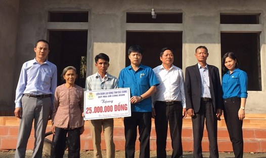 Lãnh đạo Liên đoàn Lao động huyện trao kinh phí xây dựng nhà ở từ Qũy Mái ấm Công đoàn tỉnh Bắc Giang cho đồng chí Lương Đình Viên.