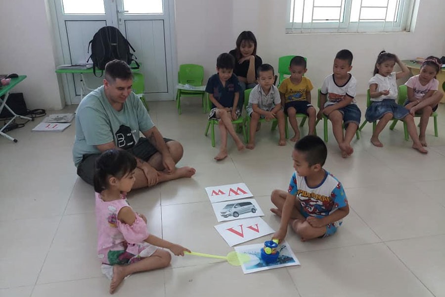 Giáo viên người nước ngoài dạy tại trường mầm non của Nhà máy. Ảnh: P.V
