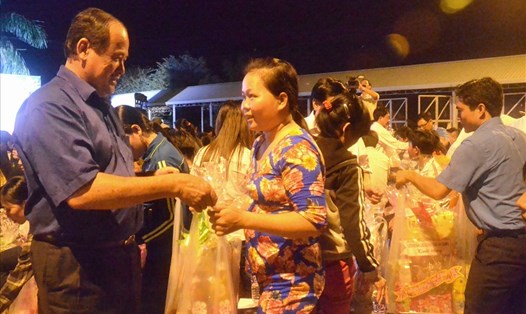 Chủ tịch UBND tỉnh An Giang Nguyễn Thanh Bình xuống tận nơi trao quà cho CNLĐ tại Chương trình Tết sum vầy 2019. Ảnh: LT