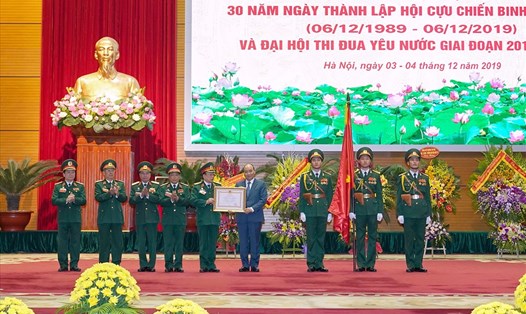 Thay mặt lãnh đạo Đảng, Nhà nước, Thủ tướng Nguyễn Xuân Phúc đã trao Huân chương Lao động hạng Nhất tặng Hội Cựu chiến binh Việt Nam. Ảnh: VGP/Quang Hiếu
