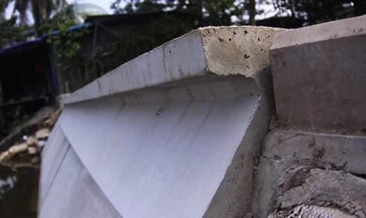 Để thay thế toàn bộ bờ kè đá quanh hồ Hoàn Kiếm đang bị xuống cấp nghiêm trọng, Hà Nội cho thí điểm kè những khối bêtông nặng khoảng 2 tấn, dài 1m này ở hồ Trúc Bạch. Ảnh PV
