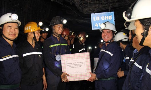 Chủ tịch Tổng LĐLĐVN Nguyễn Đình Khang xuống lò thăm, tặng quà cho thợ lò Cty CP than Núi Béo