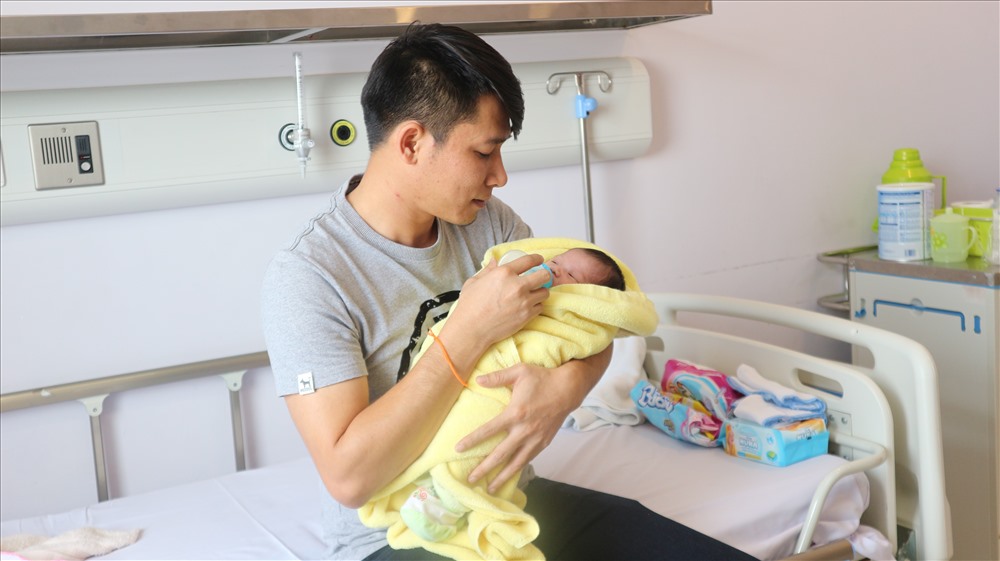 Cô bé Lào 8 ngày tuổi bị dị tật tim bẩm sinh được các bác sĩ Việt Nam chữa trị thành công. Ảnh: TV.