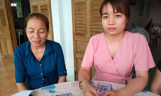 Bà Nguyễn Thị Loan (trái) kể chuyện gửi đơn xin tại ngoại cho Hồ Duy Hải. Ảnh: K.Q