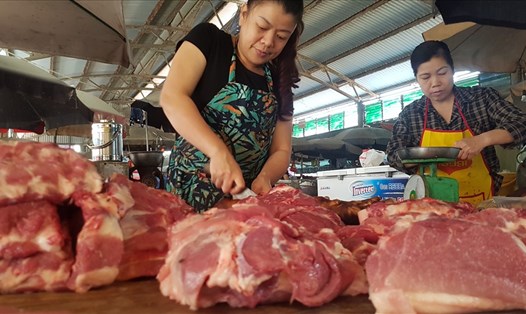 Giá thịt lợn dự báo sẽ tiếp tục tăng cao trong dịp Tết Nguyên đán. Ảnh: Kh.V