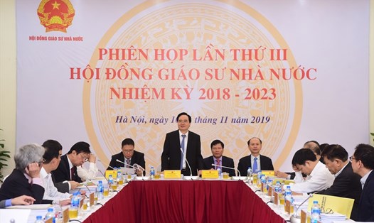 Bộ trưởng Phùng Xuân Nhạ - Chủ tịch Hội đồng Giáo sư nhà nước phát biểu tại phiên họp thứ III Hội đồng giáo sư Nhà nước.