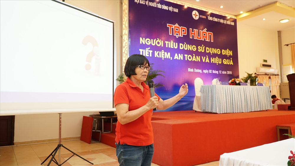 Cô Nguyễn Thị Một – đại diện Chi hội Bảo vệ người tiêu TP. Thủ Dầu Một, Bình Dương nêu các thắc mắc về lắp đặt và sử dụng năng lượng mặt trời áp mái.