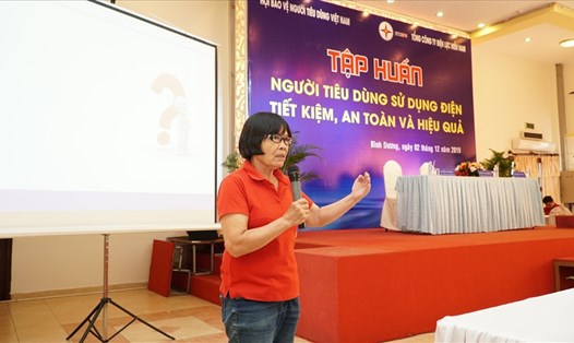 Cô Nguyễn Thị Một – đại diện Chi hội Bảo vệ người tiêu TP. Thủ Dầu Một, Bình Dương nêu các thắc mắc về lắp đặt và sử dụng năng lượng mặt trời áp mái.