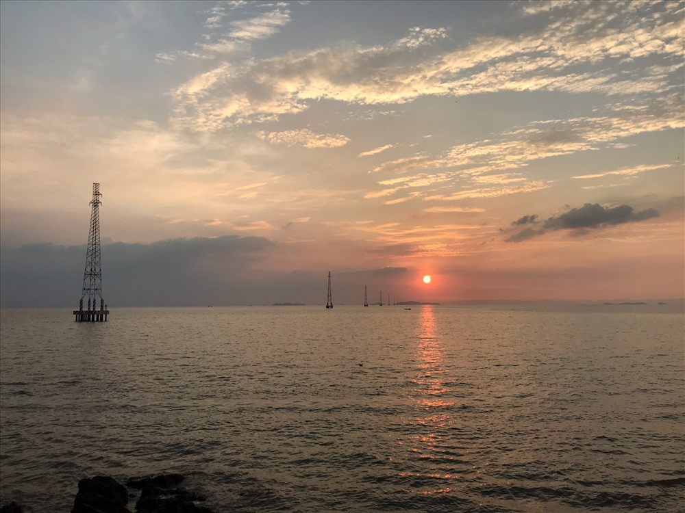 Đường dây trung thế 22kV vượt biển trên không dài 17,539 km thuộc Công trình