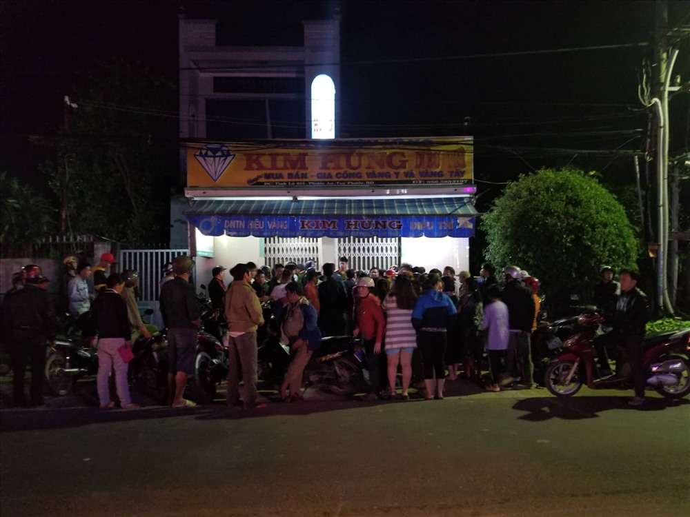 Rất đông người dân tập trung tại hiện trường để theo dõi vụ việc. Ảnh: N.T