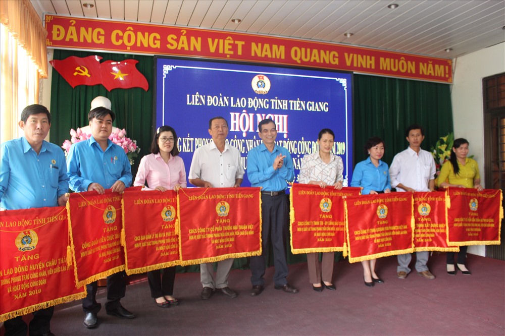 Trao khen thưởng tại hội nghị tổng kết. Ảnh: K.Q